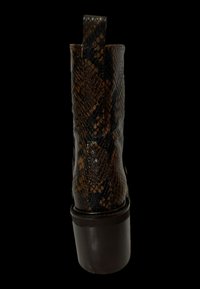 Botín de tobillo de piel de serpiente marrón y negro con un acabado texturizado, caña alta y un tacón de plataforma negro sólido. Incluye una pequeña lengüeta.