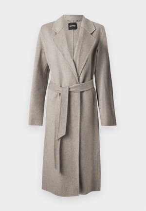 Manteau enveloppant en laine grise avec des manches longues, des revers crantés et une ceinture assortie. Présente une texture douce et une ouverture frontale unique.