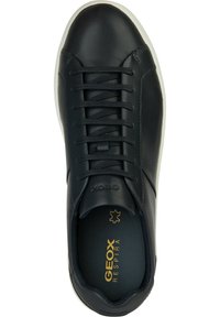 Sneaker en cuir noir avec une finition lisse, bout rond, design à lacets et semelle en caoutchouc blanche. Logo doré "GEOX RESPIRA" à l'intérieur.
