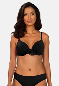 Czarny biustonosz bikini z dekoltem w kształcie V i kokardą na środku. Gładki materiał, regulowane ramiączka oraz pasujące czarne majtki bikini o prostym wzornictwie.