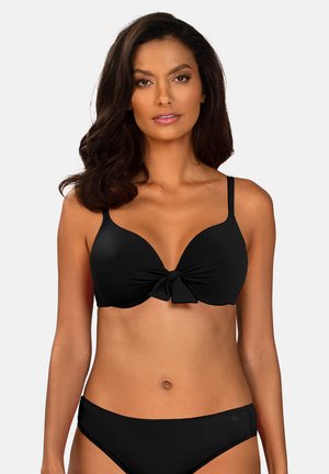 Czarny biustonosz bikini z dekoltem w kształcie V i kokardą na środku. Gładki materiał, regulowane ramiączka oraz pasujące czarne majtki bikini o prostym wzornictwie.