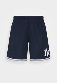 Shorts de sport bleu marine avec ceinture élastique, bandes blanches à l'ourlet et un logo blanc prominent sur le côté gauche. Fabriqués en tissu texturé.