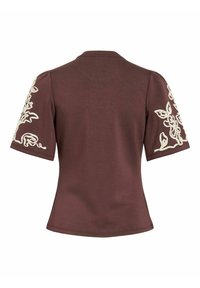 Καφέ τοπ με κοντά μανίκια και λευκά κεντήματα με λουλούδια στα μανίκια, εφαρμοστή μέση και απλός στρογγυλός λαιμός, εμφανίζεται από πίσω.