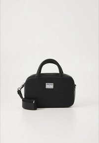 Musta käsilaukku, valmistettu synteettisestä materiaalista, jossa on jäsennelty muoto, kahdet yläkahvat ja irrotettava olkahihna. Varustettu metallisella logokilvellä.