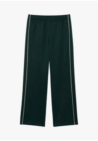 Ciemnozielone spodnie sportowe o luźnym kroju, z kontrastowym jasnżółtym paskiem bocznym, wykonane z lekkiego syntetycznego materiału.