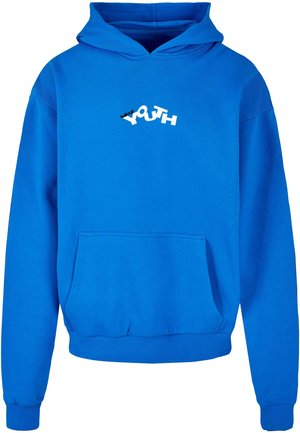 Sudadera azul con capucha, hecha de algodón, que presenta un bolsillo frontal y un logo gráfico "YOUTH" en blanco y negro. Textura suave, ajuste casual.