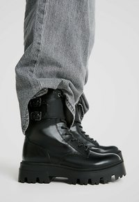 Stradivarius Cowboy- / bikerstøvlette - black