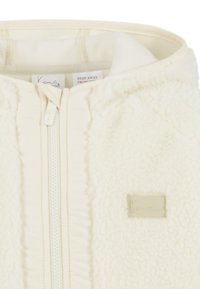 Giacca in pile color crema con zip frontale e piccolo patch rettangolare del marchio sull'area sinistra del petto.