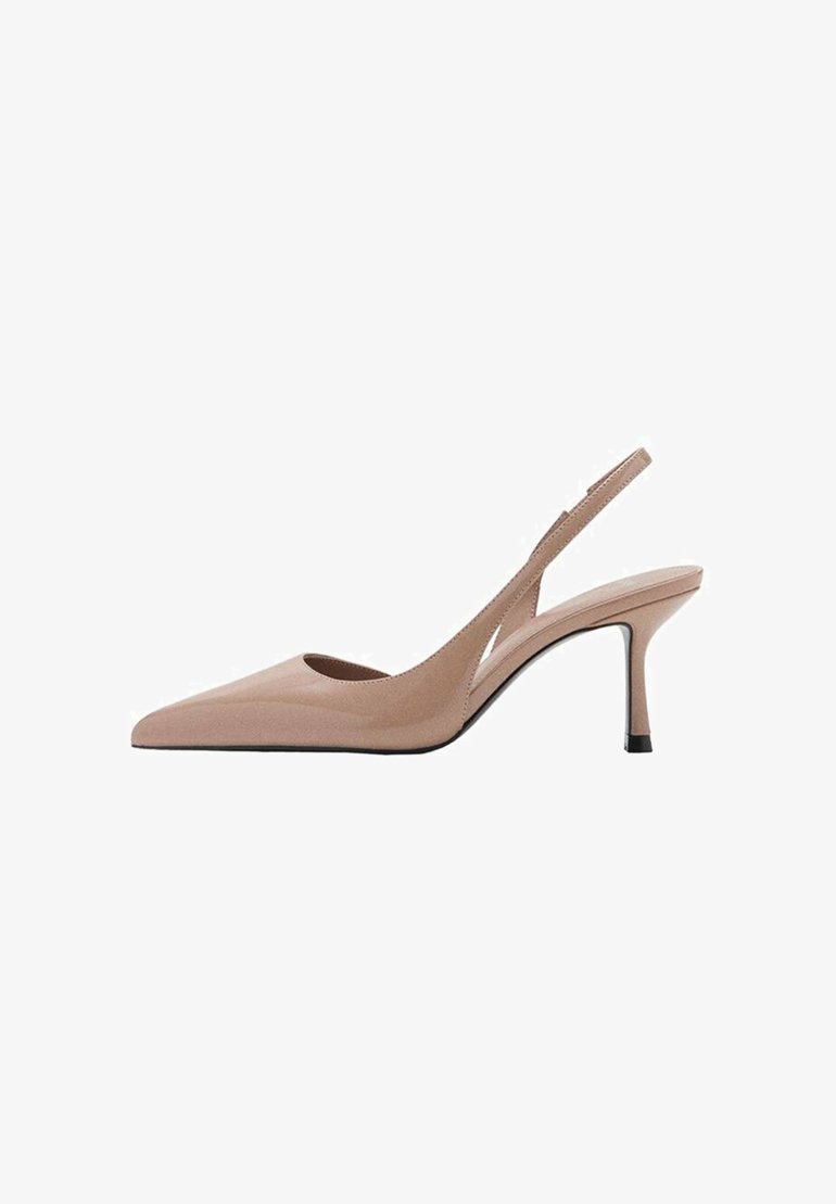 Nude slingback-kengät, joissa on terävä kärki, sileä pinta ja ohut stiletto-korko. Leikkautunut sivuyksityiskohta lisää ainutlaatuista ilmettä.