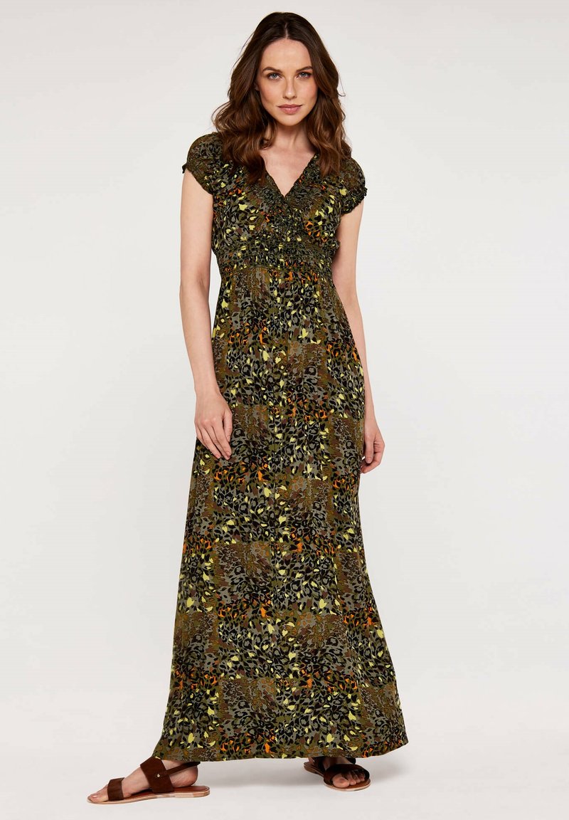 Maxikleid in grün mit floralem und animalischem Druckmuster. Merkmale sind kurze Ärmel, geraffter Oberteil und eine fließende Silhouette.