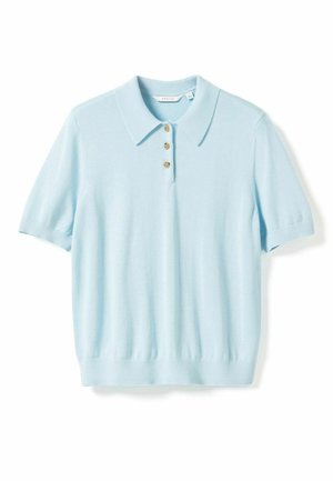 Világoskék rövid ujjú galléros póló, hajtogatott gallérral és három barna gombbal elöl.