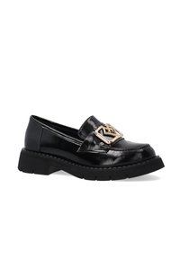Schwarze Lackleder-Slipper mit einer klobigen Sohle, versehen mit einem goldenen Emblem an der Oberseite und gestickten Akzenten entlang der Kanten.