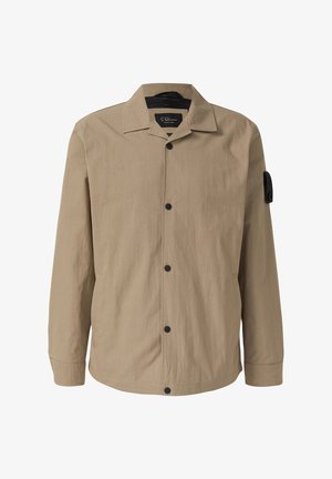 Beżowa, męska, lekka kurtka z czarnymi zatrzaskami, klasycznym kołnierzem, długimi rękawami oraz czarną łatą na lewej górnej części ramienia.