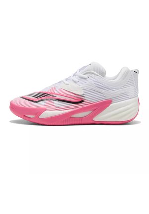 Scarpa da atletica bianca e rosa con tomaia in mesh, design a strisce nere, suola spessa imbottita e logo Puma sulla linguetta del tallone.