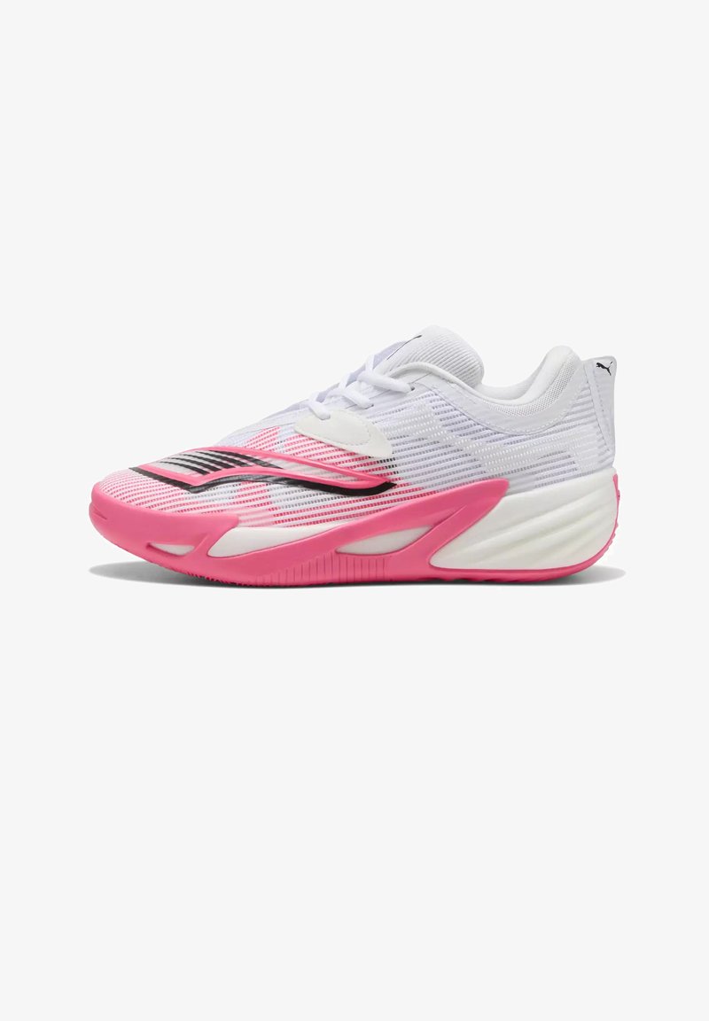 Chaussure de sport blanche et rose avec empeigne en mesh, design à rayures noires, semelle épaisse et rembourrée, et logo Puma sur la languette talon.
