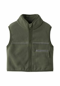 Chaleco sin mangas de forro polar en verde oliva con cremallera frontal, cuello alto, tira reflectante horizontal y bolsillo en el pecho con cremallera en el lado derecho.