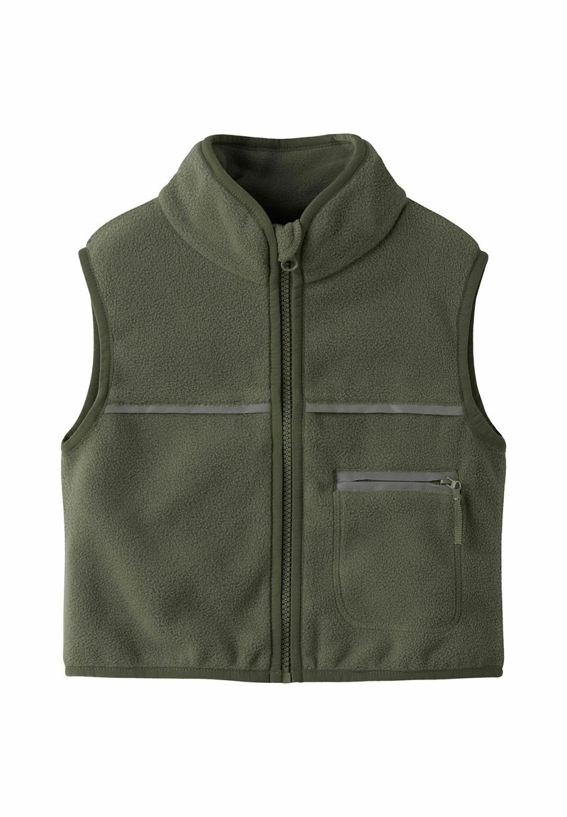 Chaleco sin mangas de forro polar en verde oliva con cremallera frontal, cuello alto, tira reflectante horizontal y bolsillo en el pecho con cremallera en el lado derecho.