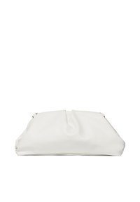 Clutch in finto cuoio bianco con design arricciato, texture liscia e dettagli di cucitura sottili. Presenta una chiusura con zip sulla parte superiore e accenti metallici.