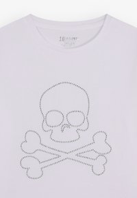 Camiseta de algodón blanca con un diseño de calavera y huesos cruzados de pedrería en el centro. Cuello redondo y mangas cortas.