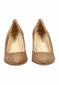 Bruine suède pumps met hoge hak en een spitse neus, voorzien van een gladde voering en een slank silhouet. Geen zichtbare hardware of accenten.