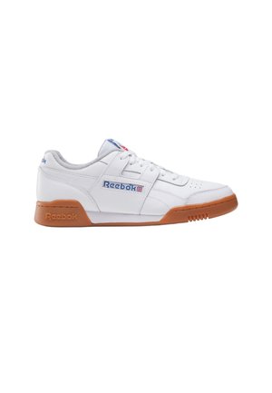 Sneaker Reebok bianca a taglio basso con suola in gomma, logo Reebok blu e bandiera britannica sul lato, lacci bianchi e fodera interna imbottita grigia.