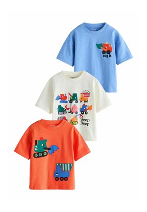 Tre børne-T-shirts i blå, hvid og orange med farverige billeder af byggeudstyr og tekst "Dig It" og "Beep Beep."