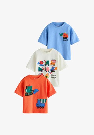 Drei Kinder-T-Shirts in Blau, Weiß und Orange mit bunten Baustellenfahrzeug-Grafiken und den Texten „Dig It“ und „Beep Beep.“