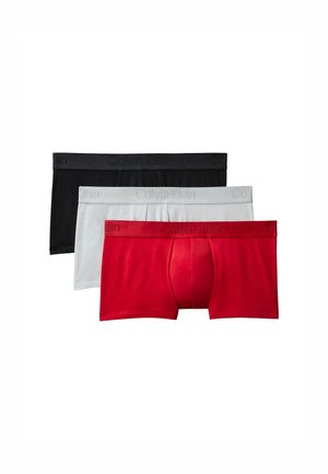 Trio de sous-vêtements en coton avec taille haute en noir, gris et rouge. Chacun présente une ceinture embossée avec logo et un design ajusté et lisse.