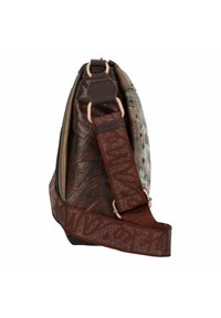 Braune Leder-Crossbody-Tasche mit strukturiertem Design, verstellbarem Riemen und metallischen Akzenten. Sie verfügt über ein einzigartiges Muster auf einer Seite.
