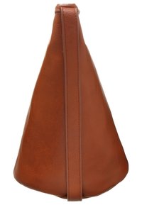 Borsa a mano in pelle marrone con forma triangolare, texture liscia e tracolla verticale piatta. Caratterizzata da un design minimalista e senza componenti visibili.