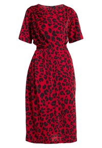Punainen mekko lyhyillä hihoilla, jossa on musta leopardikuosi, rento leikkaus, vyötäröltä kireä ja sileä tekstuuri.