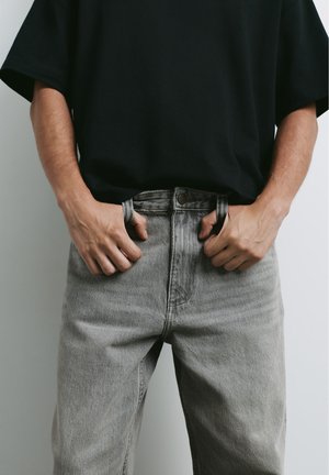 PULL&BEAR, STANDARD DENIM TROUSERS - DENIM TROUSERS - Jeans Tapered Fit - light grey