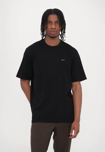 Tricou scurt, negru, din bumbac, cu un croi confortabil, având un mic logo alb imprimat pe pieptul stâng. Design simplu, guler tip crew.