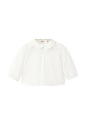 Blouse blanche bébé à manches longues avec col Peter Pan et plis subtils à l'avant, en tissu léger.