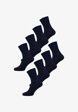 Syv par ensfarvede marineblå sokker, der går til midt på læggen, arrangeret i et trappemønster på en hvid baggrund.