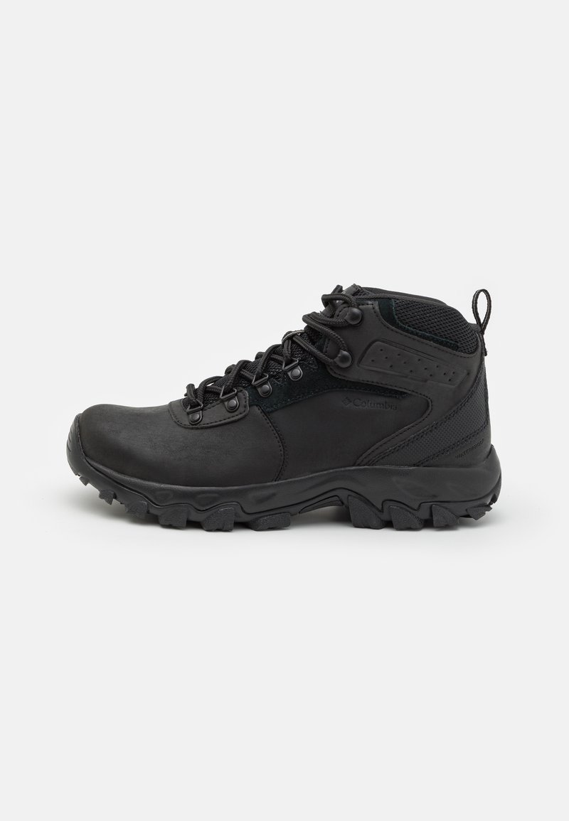 Schwarze Wanderschuhe mit Obermaterial aus Synthetik, Netz-Akzenten, Gummisohle und strukturiertem Profil für besseren Halt. Mit Schnürdesign und Zuglasche.