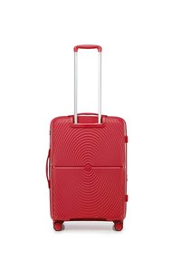 Maleta rígida roja con textura ondulada, mango telescópico y cuatro ruedas para movilidad. Cuenta con un mango lateral y cierre de cremallera.