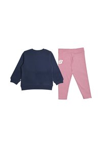 Felpa in cotone blu navy con polsini e orlo a costine abbinata a leggings in cotone rosa con logo bianco sul lato.