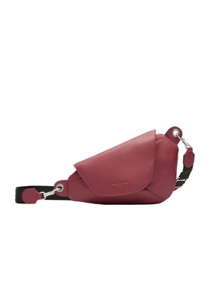 Borsa a tracolla in pelle bordeaux con chiusura a pattina, tracolla nera regolabile e hardware in argento. Presenta un design elegante e angolare.