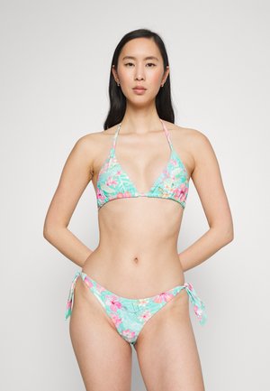 Φλοράλ μπικίνι σετ με τουρκουάζ φόντο, ροζ και λευκά λουλούδια, τριγωνικό τοπ με κολάρο και μπικίνι με κορδόνια στα πλαϊνά.