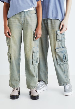 Cargo bukser i falmet lyseblå denim med flere lommer. Løs pasform, lige bendesign, med en tekstureret finish og justerbare manchetter.