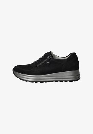Zwarte suède sneakers met een zilveren platformzool, gedetailleerd met veters en een zijrits, ronde neus en textuurelementen op het bovenwerk.