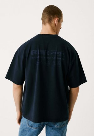 GIVES YOU WINGS - Print T-shirt - dulwich blue