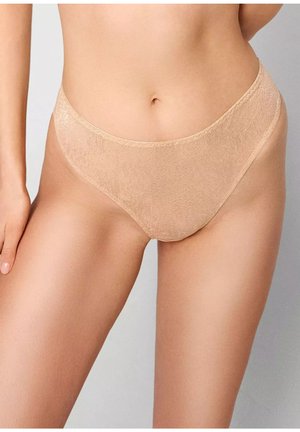 Nude, bezszwowe majtki hipster z miękką teksturą, niskim stanem i gładkimi brzegami dla komfortu. Bez widocznych wzorów czy ozdób.