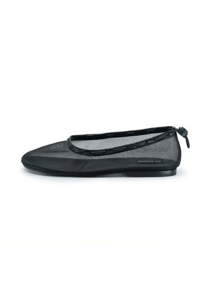 Schwarze Ballettschuhe aus Mesh mit abgerundeter Zehe, verstellbarem Riemen und flexibler Sohle. Sie verfügen über eine strukturierte Oberfläche und ein minimalistisches Design.