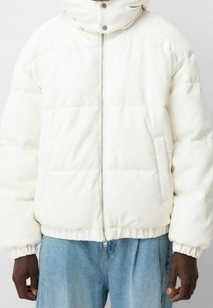 Weiße Steppjacke mit Frontreißverschluss, elastischen Bündchen und Seitentaschen, getragen mit hellblauen Denim-Jeans an einer Person.