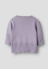 Pull-over en tricot lilas avec un ourlet festonné et un motif de feuilles en bas, doté d'un col rond côtelé et de manches courtes.