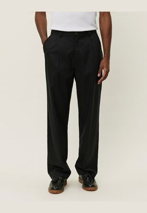 Pantaloni neri plissettati realizzati in tessuto leggero, con un design a gamba dritta e chiusura con bottone in vita. Completati con tasche laterali.