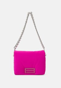 Bolso de mano acolchado en color rosa con una correa de cadena plateada y un acento metálico rectangular en la parte frontal. Acabado liso y brillante.