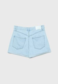 Vaaleansinisen denimin shortsit, joissa on korkea vyötärö, kaksi takataskua ja käännetty lahkeenreuna. Materiaali on sileää ja siinä on minimaalinen ompelukoristelu.